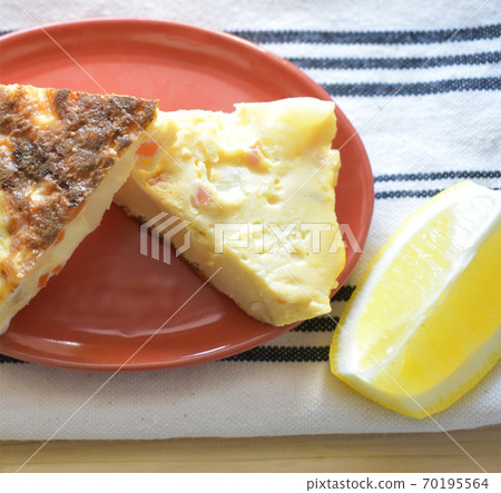 土豆，胡蘿蔔和奶酪的煎蛋捲 70195564