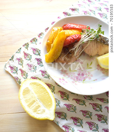 西式烤三文魚和辣椒粉 70195583