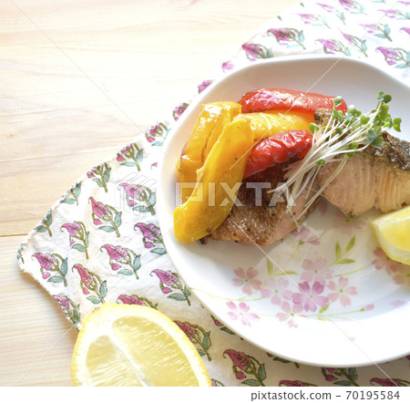西式烤三文魚和辣椒粉 70195584