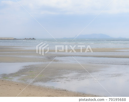 Quiet sea from winter to spring ④ 70195688