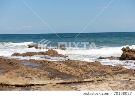 Waves to beat on the coast 70198057