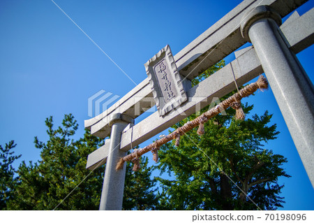 鳥居在藍藍的天空 鳥居在藍藍的天空 70198096