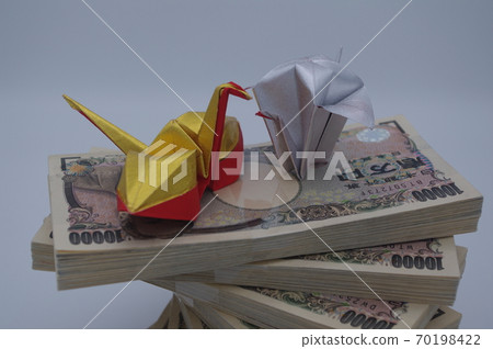一疊螺旋狀堆積的鈔票和一副折疊的起重機 70198422