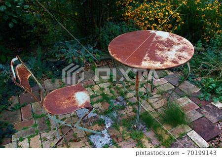 生鏽的桌子擺在花園裡 70199143