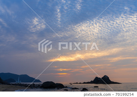 福岡縣伊藤島市的“櫻井Futtigura的Meotoiwa”在日落時 70199254