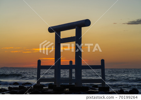 "Meotoiwa of Sakurai Futigaura" at sunset, Itoshima City, Fukuoka Prefecture 70199264