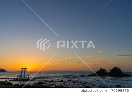 福岡縣伊藤島市的“櫻井Futtigura的Meotoiwa”在日落時 70199276