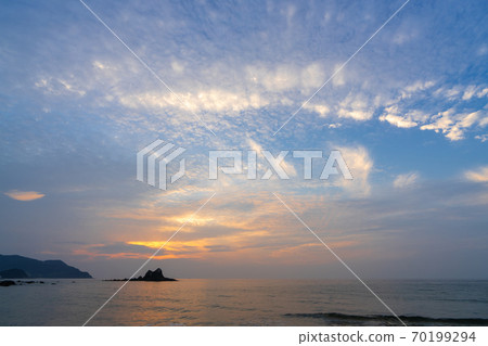 福岡縣伊藤島市的“櫻井Futtigura的Meotoiwa”在日落時 70199294
