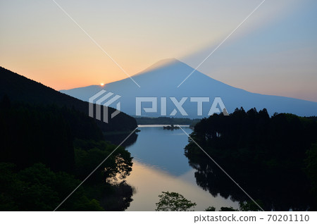 Sunrise from the foot of Mt. Fuji, Lake Tanuki Sunrise from the foot of Mt. Fuji, Lake Tanuki 70201110