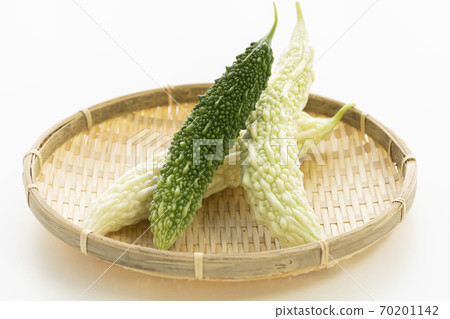 在籃子裡的兩種顏色的苦瓜 在籃子裡的兩種顏色的苦瓜 70201142