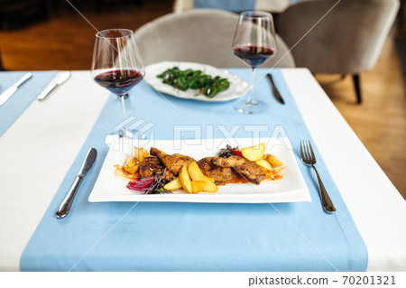 Roasted chicken and padron peppers with red wine 70201321
