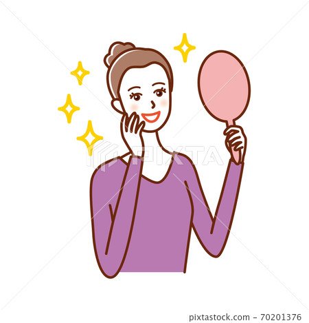 一個二十多歲和三十多歲的女人,鏡子照著她的皮膚。 一個二十多歲和三十多歲的女人,鏡子照著她的皮膚。 70201376