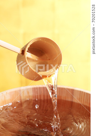 Sake (image of sake in a barrel in front of a gold folding screen) Sake (image of sake in a barrel in front of a gold folding screen) 70201528