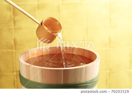 Sake (image of sake in a barrel in front of a gold folding screen) Sake (image of sake in a barrel in front of a gold folding screen) 70201529