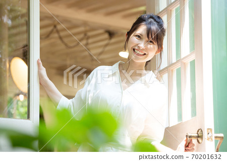 Young woman opening the door Photo cooperation: Santome Konjyamura Young woman opening the door Photo cooperation: Santome Konjyamura 70201632