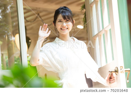 開門後揮舞著的年輕女子照片合作：今村美富 70201648