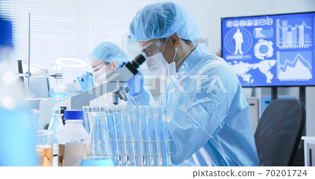 asian scientist use microscope 70201724
