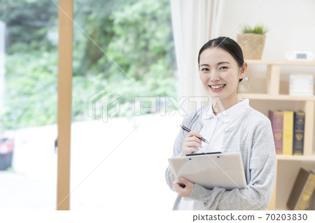 年輕的女性照顧者 70203830