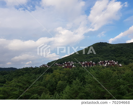 夏日的天空風景與山腰上的度假村 70204668
