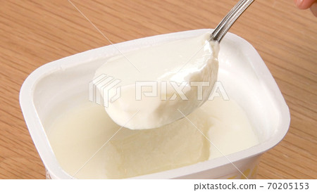 酸奶用勺子舀起來 酸奶用勺子舀起來 70205153