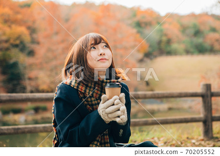 High school students drinking hot drinks (coffee) outdoors in winter 70205552