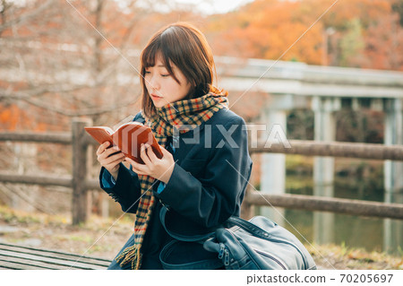 高中學生在冬天在戶外讀書 70205697