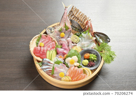 Assorted sashimi tubs of tuna, horse mackerel, mackerel, grunt, salmon, black scraper, and scallops (whole from diagonally above) Assorted sashimi tubs of tuna, horse mackerel, mackerel, grunt, salmon, black scraper, and scallops (whole from diagonally above) 70206274