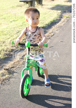 在兒童自行車(大踏板)上練習自行車 在兒童自行車(大踏板)上練習自行車 70207206