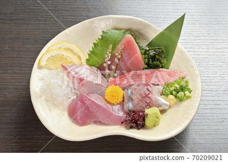 金槍魚,磯崎,魚,黃金和竹莢魚的生魚片拼盤(整個從頂部) 金槍魚,磯崎,魚,黃金和竹莢魚的生魚片拼盤(整個從頂部) 70209021