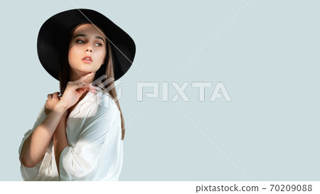 summer look female elegance beautiful woman 70209088
