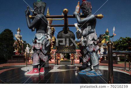 carrying牛(惡魔神)和模擬(猴神)背著鈴鐺:您可以看到泰國人的溫柔幽默感 carrying牛(惡魔神)和模擬(猴神)背著鈴鐺:您可以看到泰國人的溫柔幽默感 70210239