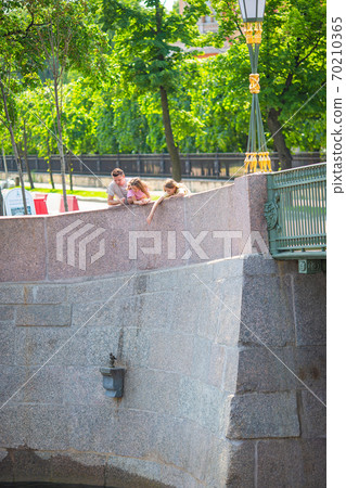 Monument sculpture of Chizhik-Pyzhik small bird on Fontanka river, St. Petersburg, Russia 70210365