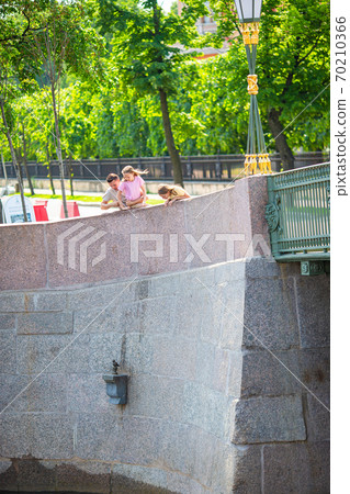 Monument sculpture of Chizhik-Pyzhik small bird on Fontanka river, St. Petersburg, Russia Monument sculpture of Chizhik-Pyzhik small bird on Fontanka river, St. Petersburg, Russia 70210366