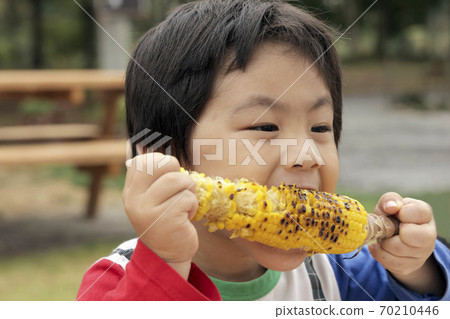 男孩抓玉米 70210446