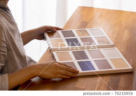 一個女人從樣本中尋找地板 70210958