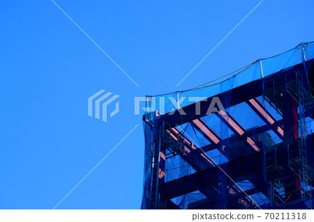 藍藍的天空高聳在建的建築物的一角 藍藍的天空高聳在建的建築物的一角 70211318
