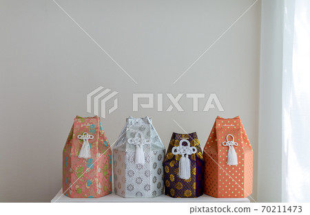 The remains of a dog, a funeral urn, a bone The remains of a dog, a funeral urn, a bone 70211473