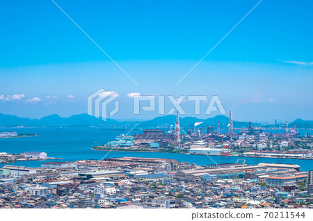 View of Kitakyushu from the Takatoyama Observatory in summer [Kitakyushu City, Fukuoka Prefecture] 70211544