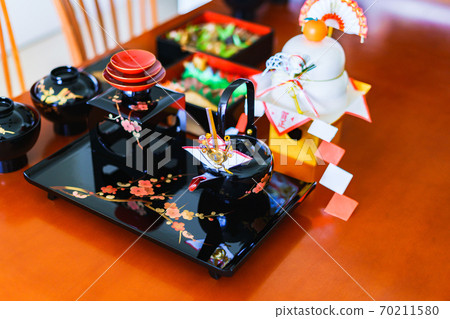 Osechi cuisine and toso device [Image of Japanese New Year] 70211580