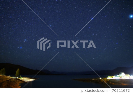 Surrounded by a starry sky in Te Kapo Village, South Island, New Zealand 70211672