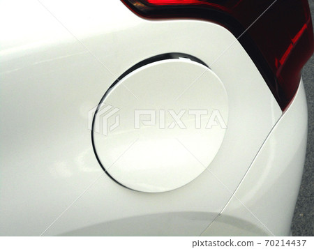 Half-open refueling port lid 70214437