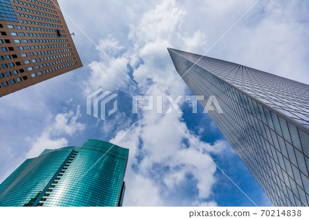 摩天大樓,天空和雲彩 摩天大樓,天空和雲彩 70214838