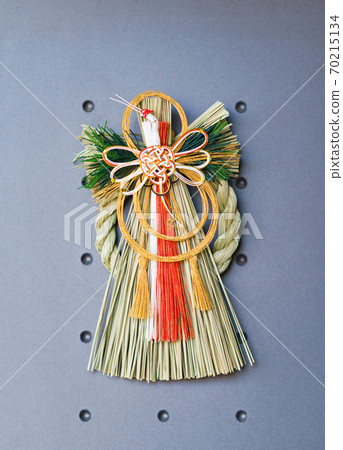 全面清潔後，用一系列裝飾品裝飾入口[日本新年圖片] 70215134