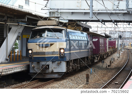 EF66拖曳經過西明石站的貨運列車 EF66拖曳經過西明石站的貨運列車 70215602