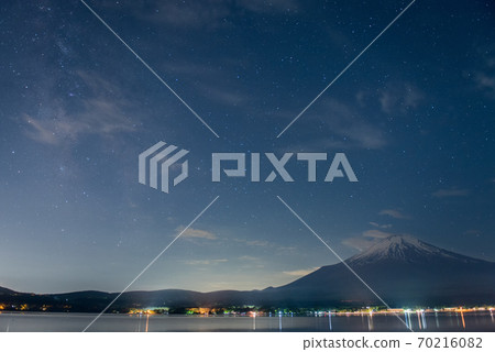 從山梨富士河口町的山中湖看到的富士山和天河 70216082