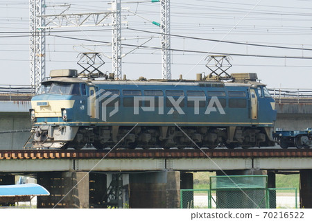 EF66型電力機車（EF66-33），其牽引著一列上升的貨運列車，並橫穿了三陽本線東姬路和衝木之間的市川大橋 70216522