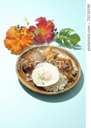 Hot loco moco bowl and hibiscus artificial flowers with chicken nuggets and naporitan Hot loco moco bowl and hibiscus artificial flowers with chicken nuggets and naporitan 70216596