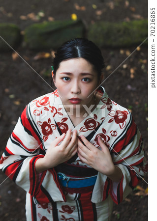 Yukata woman upper body Yukata woman upper body 70216865