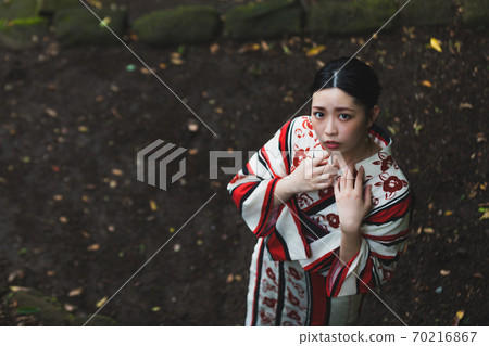 浴衣的女性上半身 浴衣的女性上半身 70216867