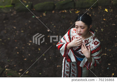 浴衣的女性上半身 浴衣的女性上半身 70216868